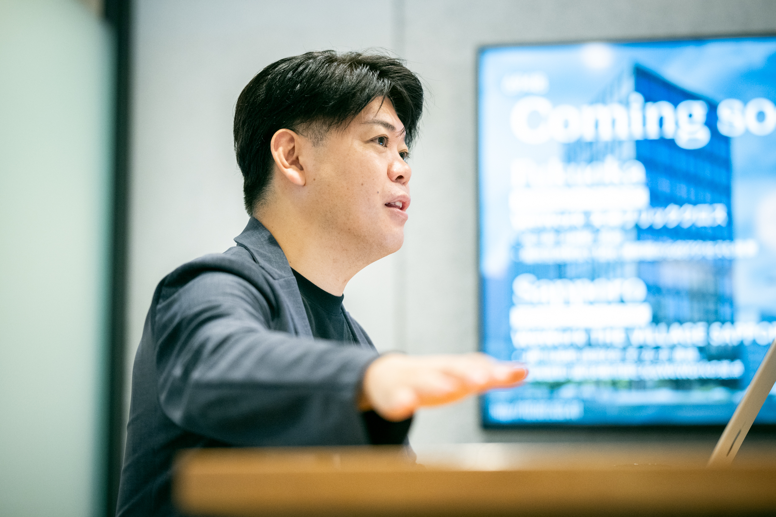 WeWork ギンザシックスの会議室にてインタビューの様子