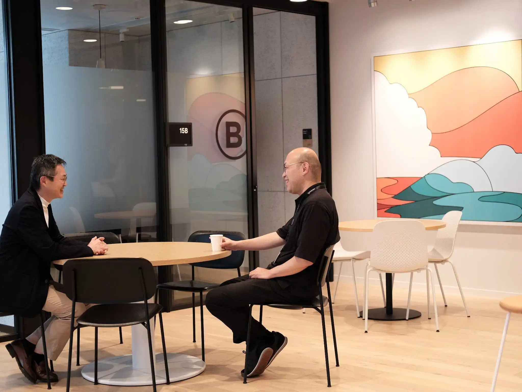 株式会社メディコンの専有オフィスフロア ラウンジスペースにて