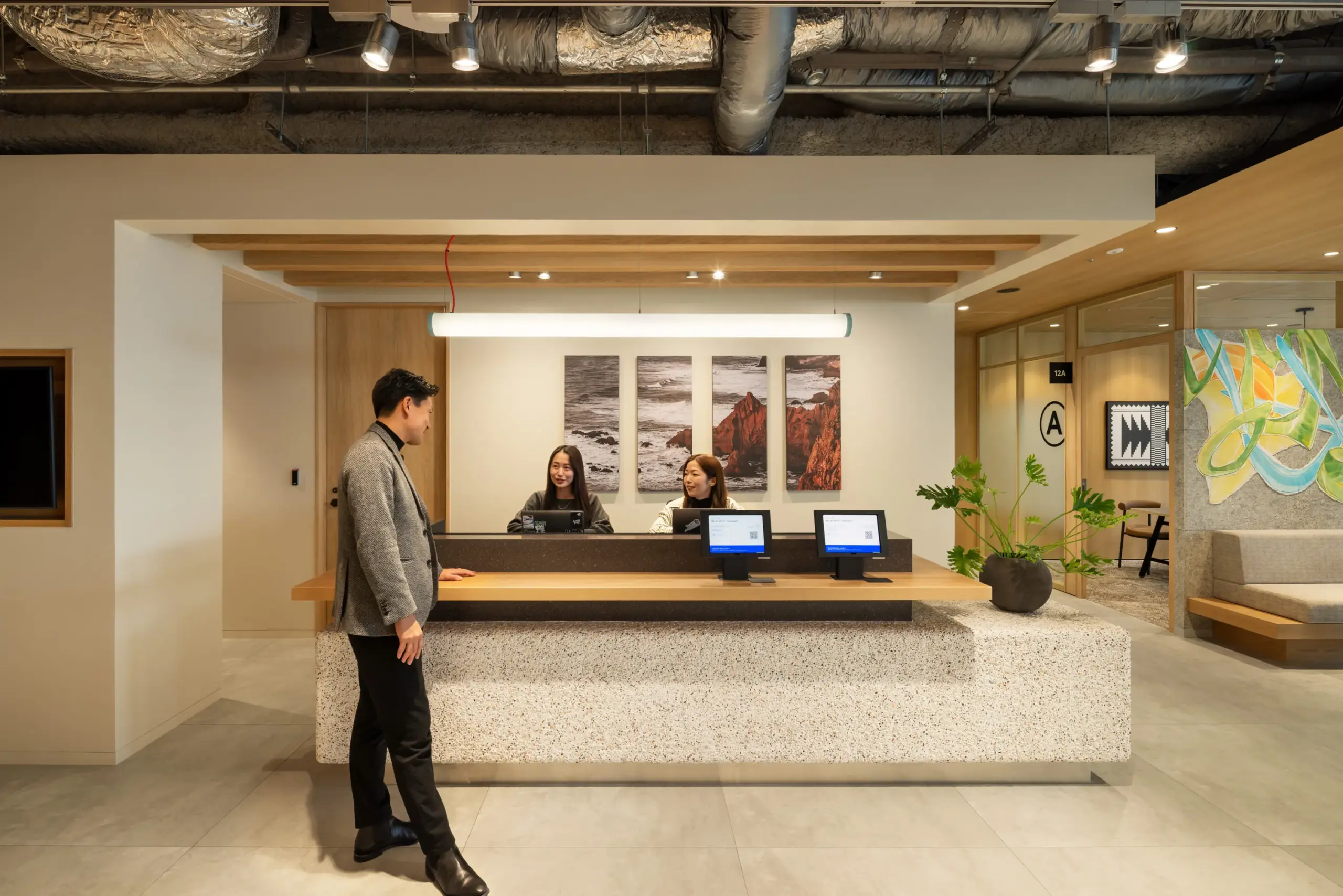 20260219_HMM_12F Community bar with people