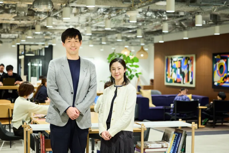WeWork 日比谷フォートタワーのラウンジにて