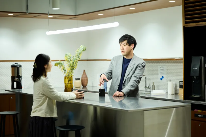 コーヒーやカフェラテ、お茶などを自由に楽しめるパントリーコーナーは、自然なコミュニケーションを生む大切な場となっている